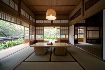 広々とした純和風建築 (C)Chiaki Yasukawa